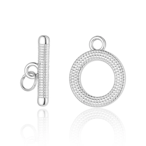Gros plan d'un fermoir à bascule argenté texturé avec barre en T pour bijoux