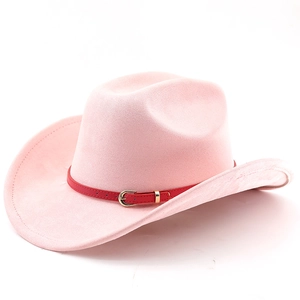 Detail eines rosa Wildleder-Cowboyhuts mit rotem Lederband und goldener Schnalle