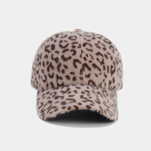 Gros plan sur la texture léopard en fausse fourrure d'une casquette de baseball classique
