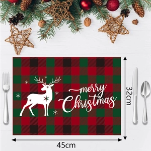 Primer plano del mantel navideño con reno y diseño clásico de cuadros rojos y verdes