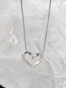 Collana con ciondolo a cuore in argento lucido con catena a serpente per donne