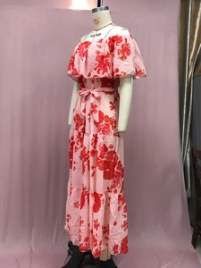 Detail eines geblümten Maxikleides mit Rüschen und Taillenschleife im Boho-Stil