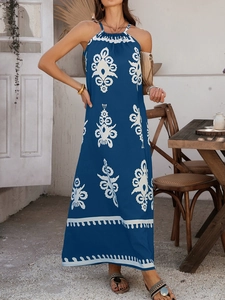 Detailansicht des blauen Boho-Maxikleides mit Neckholder und gemustertem Wellensaum am Saum