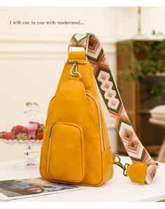 Detail einer gelben Leder-Gürteltasche mit gemustertem Riemen und Reißverschluss