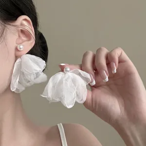 Élégantes boucles d'oreilles pétales en résine et tulle blanc avec perle centrale