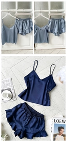 Détail de l'ensemble caraco en satin soyeux avec col en V et short à ourlet à volants