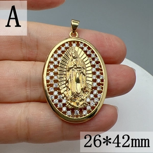 Detalle del colgante Virgen de Guadalupe en oro con circonitas, tamaño 26x42 mm