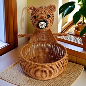 Dettaglio del cesto portaoggetti intrecciato a forma di orso in finitura marrone
