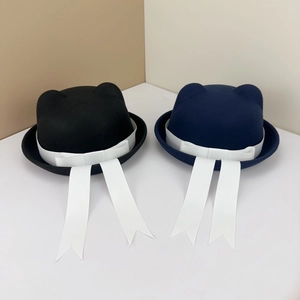 Detailansicht von Melonen mit Katzenohren in Schwarz und Marineblau mit weißen Bändern