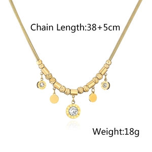 Dettaglio della collana a maglia serpente placcata oro 18K con numeri romani e cristallo