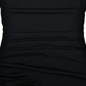 Gros plan sur la texture du tissu noir élastique et détails plissés de la robe dos nu