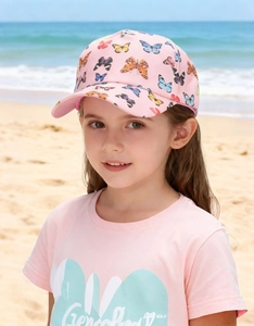 Casquette rose avec imprimé papillon coloré et t-shirt assorti pour enfants en plein air