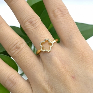 S925 sterling silver gold ring with zircon flower design on female finger