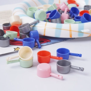 Cuillères miniatures colorées en plastique à long manche pour accessoires de maison de poupée