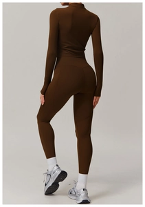 Rückansicht einer braunen, eng anliegenden Yoga-Jacke und High-Waist-Leggings für Damen