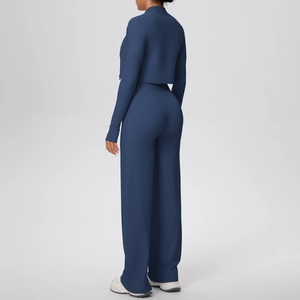 Détail de l'ensemble de yoga bleu marine avec haut à manches longues et pantalon large