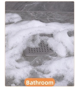 Copertura in silicone grigio per scarico bagno cattura capelli su pavimento marmo