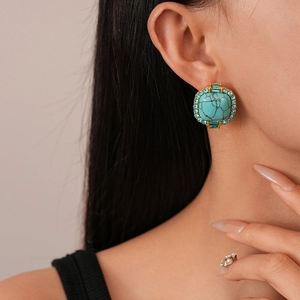 Boucles d'oreilles vintage en turquoise carrée et strass portées pour un look rétro