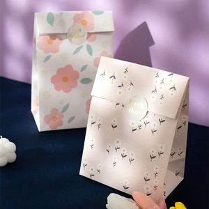 Pastoral Floral White Cardboard Gift Bags With Round Seal Stickers For Birthday Teacher Day Wedding INS Style Minimalist Paper Packaging Bags