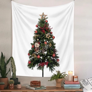 Vista dettagliata dell'arazzo dell'albero di Natale sulla parete con decorazioni casa