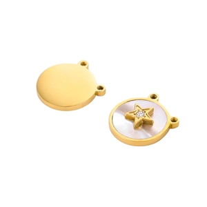 Détail d'un pendentif étoile doré avec nacre naturelle et dos en métal poli brillant