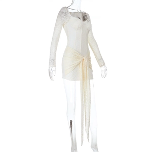 Detail des floralen Spitzenstoffs und der Taillenschnürung am cremeweißen Slim-Mini-Kleid