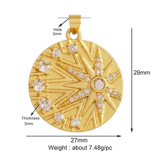 Vue macro détaillée d'un pendentif étoile rond avec zircons et placage en or brillant