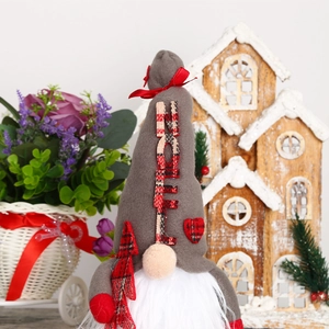 Gnome de Noël avec broderie NOEL et petit arbre à carreaux sur fond en bois rustique