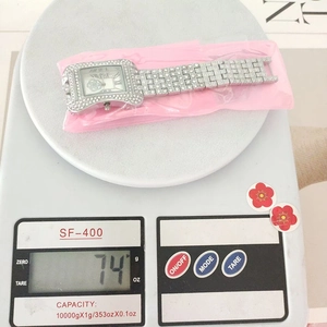 Detailed weight display showing 74g for the silver rhinestone square quartz watch