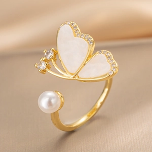 Bague ouverte papillon dorée avec nacre, zircons et une perle blanche élégante