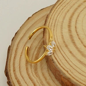 Bague ajustable en acier doré ornée de trois zircons cubiques à coupe marquise