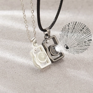 Magnetic couples camera necklaces with I Love You projection in 100 languages for lovers
