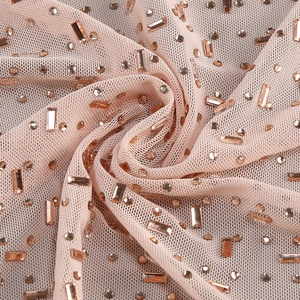 Détail de strass champagne sur un tissu en maille transparente d'une robe de soirée