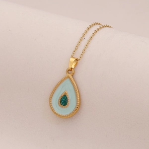 Détail du pendentif goutte d'eau avec émail bleu et vert sur une chaîne dorée