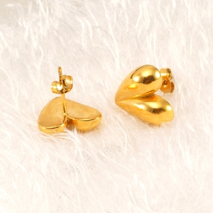 Eleganti orecchini a lobo a cuore in acciaio inossidabile placcato oro 18K da donna