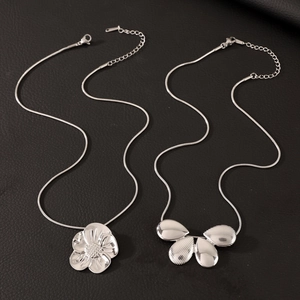 Vintage Silberne Blumen-Halsketten mit Schlangenketten auf schwarzem Ledergrund