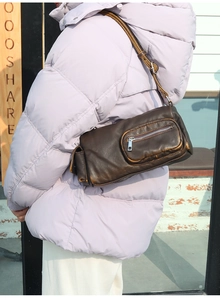 Detail einer dunkelbraunen gesteppten Schultertasche mit Reißverschluss aus Nylonstoff