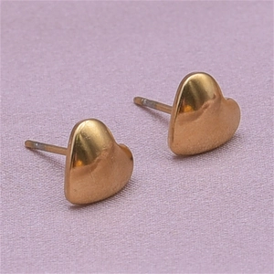 Macro shot of 304 stainless steel heart stud earrings with polished golden finish