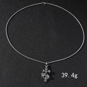 Détail du collier gothique pour homme en acier inoxydable de 39,4g avec croix et crâne