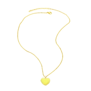 Collier chaîne dorée minimaliste avec un pendentif cœur jaune texturé sur fond blanc