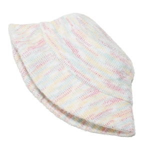 Vue détaillée d'un chapeau cloche en tricot coloré avec des rayures roses et bleues