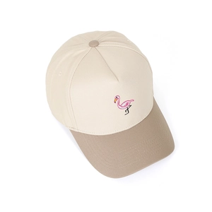 Detail der Flamingo-Stickerei auf der beige-khakifarbenen Baumwoll-Baseballkappe