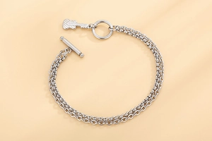 Detailansicht des doppelten Edelstahl-Gitarrenarmbands mit einem klassischen OT-Knebelverschluss