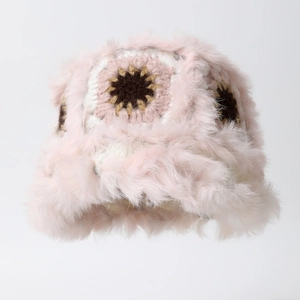 Cappello bucket rosa in peluche con fiori all'uncinetto, caldo berretto invernale donna