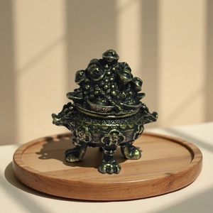 Brûleur d'encens antique en bronze avec poignées de dragon et base à trois pieds