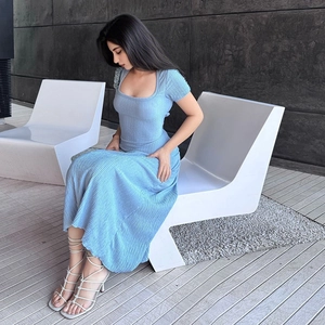 Robe en tricot bleu clair à col carré, manches courtes et texture plissée élégante