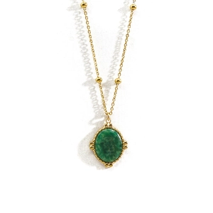 Détail d'une chaîne à perles en or 14K avec pendentif ovale en pierre naturelle verte