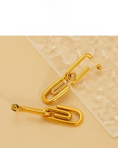 Détail de boucles d'oreilles trombone plaquées or 18 carats avec cristaux blancs