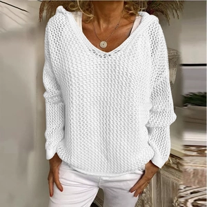 Dettaglio macro della maglia traforata bianca all'uncinetto su un maglione con cappuccio
