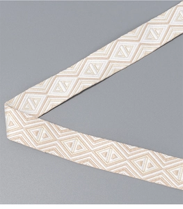 Dettaglio della tracolla tessuta con trama jacquard geometrica a rombi a contrasto